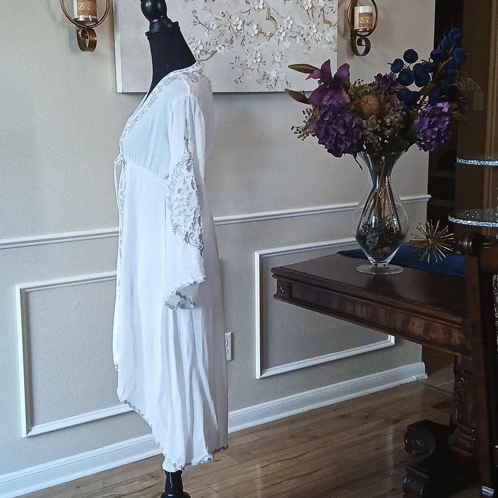 Women's White Boho Embroidered High Low Dress. Size M - Picture 8 of 17